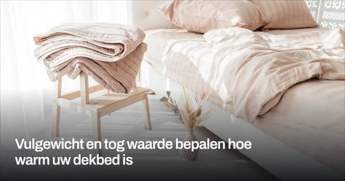Vulgewicht en tog waarde bepalen hoe warm uw dekbed is, een opgemaakt bed in lichte tinten met opgevouwen dekbedden op een krukje